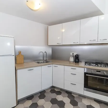 23 And 25 With Free Private Parking Apartment *