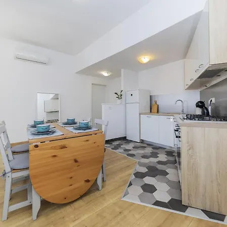 23 And 25 With Free Private Parking Apartment *