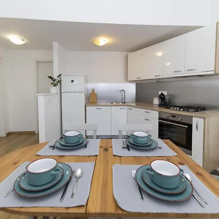 23 And 25 With Free Private Parking Zara