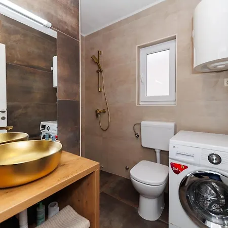 23 And 25 With Free Private Parking * Zara