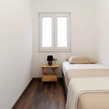 23 And 25 With Free Private Parking