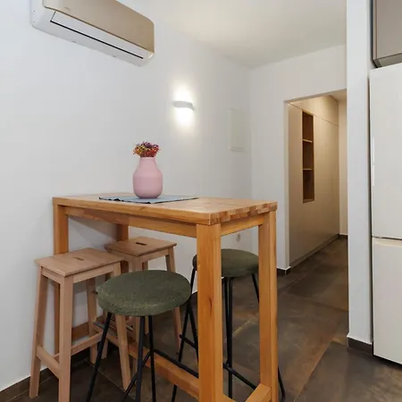 23 And 25 With Free Private Parking Apartment