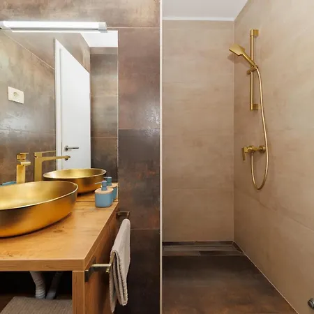 23 And 25 With Free Private Parking Apartment *