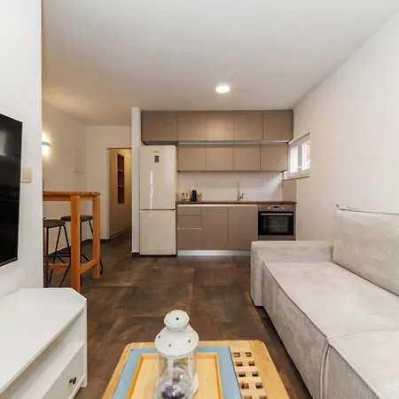 Apartment 23 And 25 With Free Private Parking *