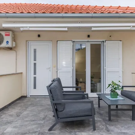 23 And 25 With Free Private Parking Apartment *