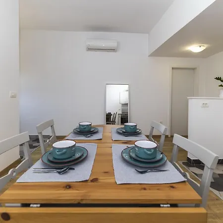 23 And 25 With Free Private Parking Apartman