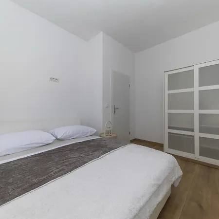 23 And 25 With Free Private Parking Apartman