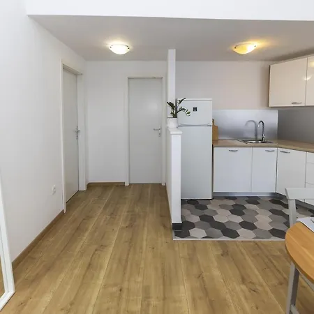 23 And 25 With Free Private Parking Apartman *