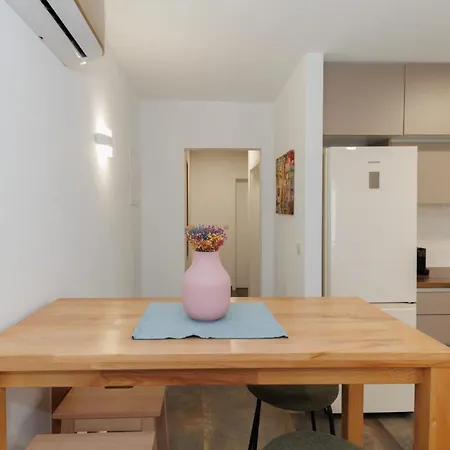 23 And 25 With Free Private Parking Apartman