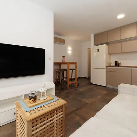 23 And 25 With Free Private Parking *